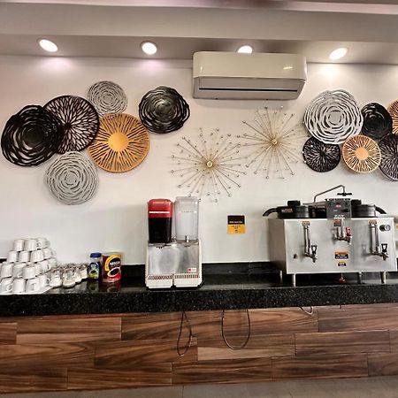 Hotel Bugari Aeropuerto Guadalajara Las Pintas Екстериор снимка