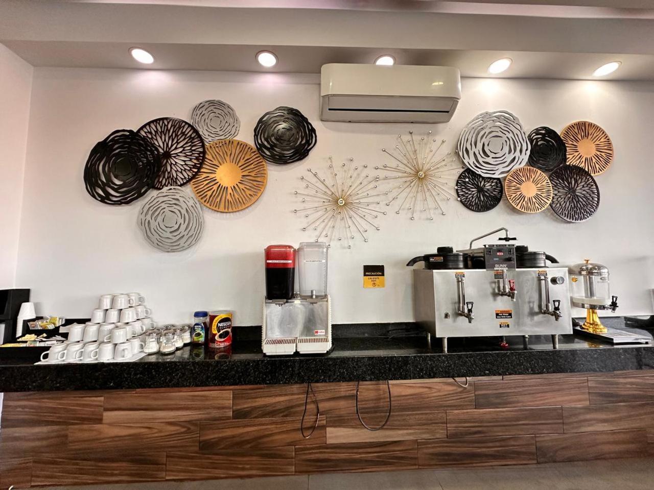 Hotel Bugari Aeropuerto Guadalajara Las Pintas Екстериор снимка